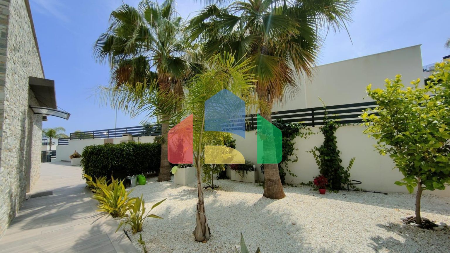 ОТДЕЛЬНАЯ ВИЛЛА С 4 СПАЛЬНЯМИ И ВИДОМ НА МОРЕ И ГОРЫ В ФИНЕСТРАТЕ