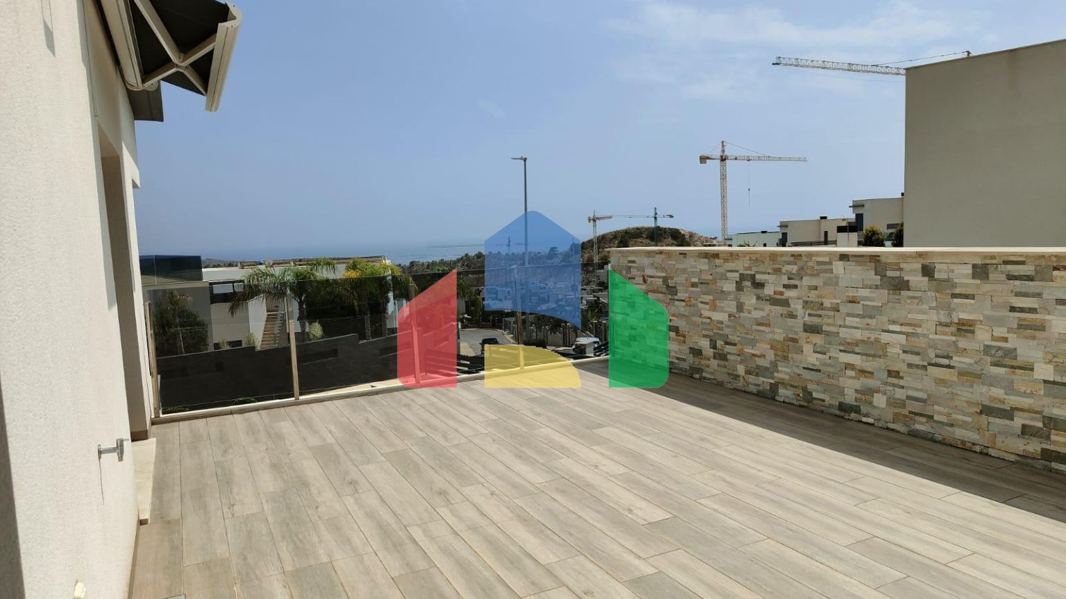 ОТДЕЛЬНАЯ ВИЛЛА С 4 СПАЛЬНЯМИ И ВИДОМ НА МОРЕ И ГОРЫ В ФИНЕСТРАТЕ