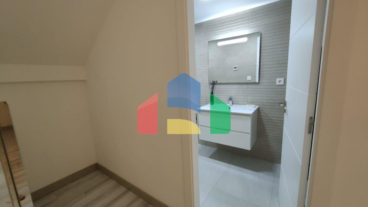 ОТДЕЛЬНАЯ ВИЛЛА С 4 СПАЛЬНЯМИ И ВИДОМ НА МОРЕ И ГОРЫ В ФИНЕСТРАТЕ