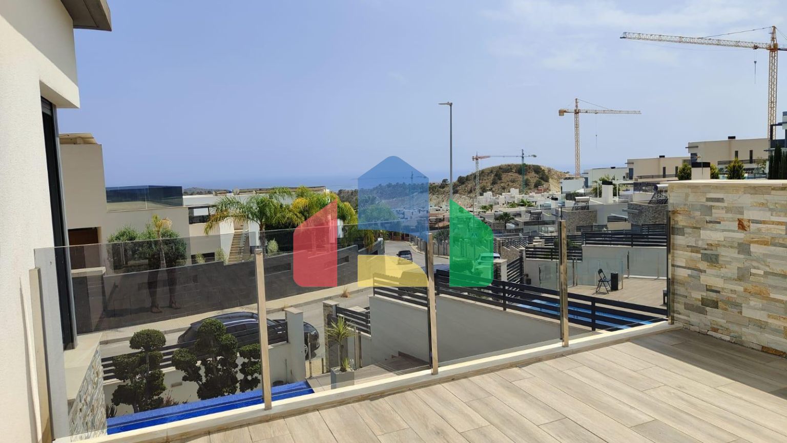 ОТДЕЛЬНАЯ ВИЛЛА С 4 СПАЛЬНЯМИ И ВИДОМ НА МОРЕ И ГОРЫ В ФИНЕСТРАТЕ