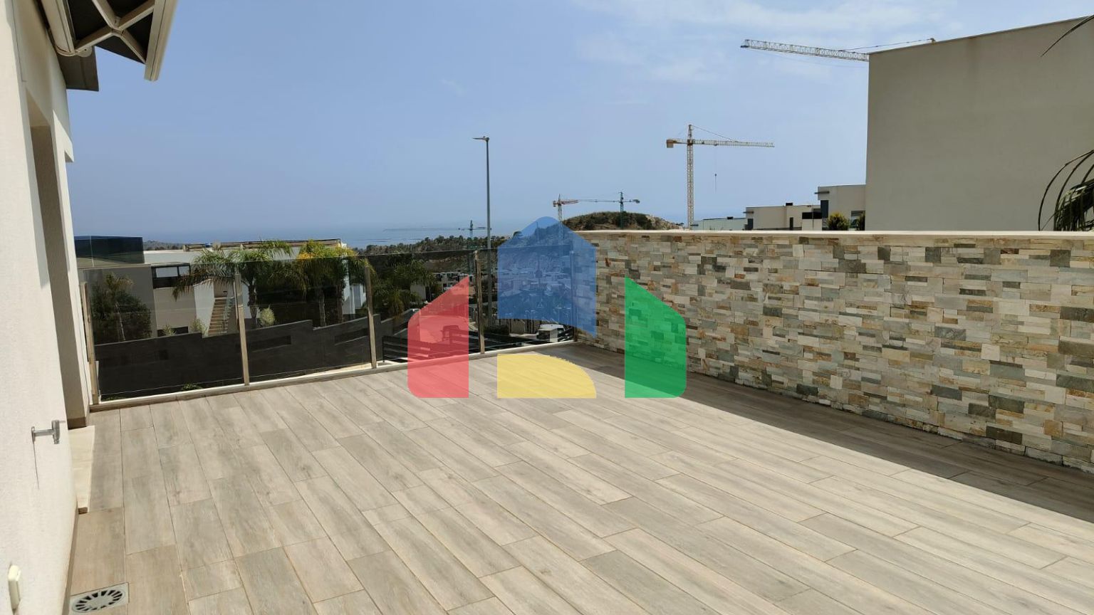 ОТДЕЛЬНАЯ ВИЛЛА С 4 СПАЛЬНЯМИ И ВИДОМ НА МОРЕ И ГОРЫ В ФИНЕСТРАТЕ