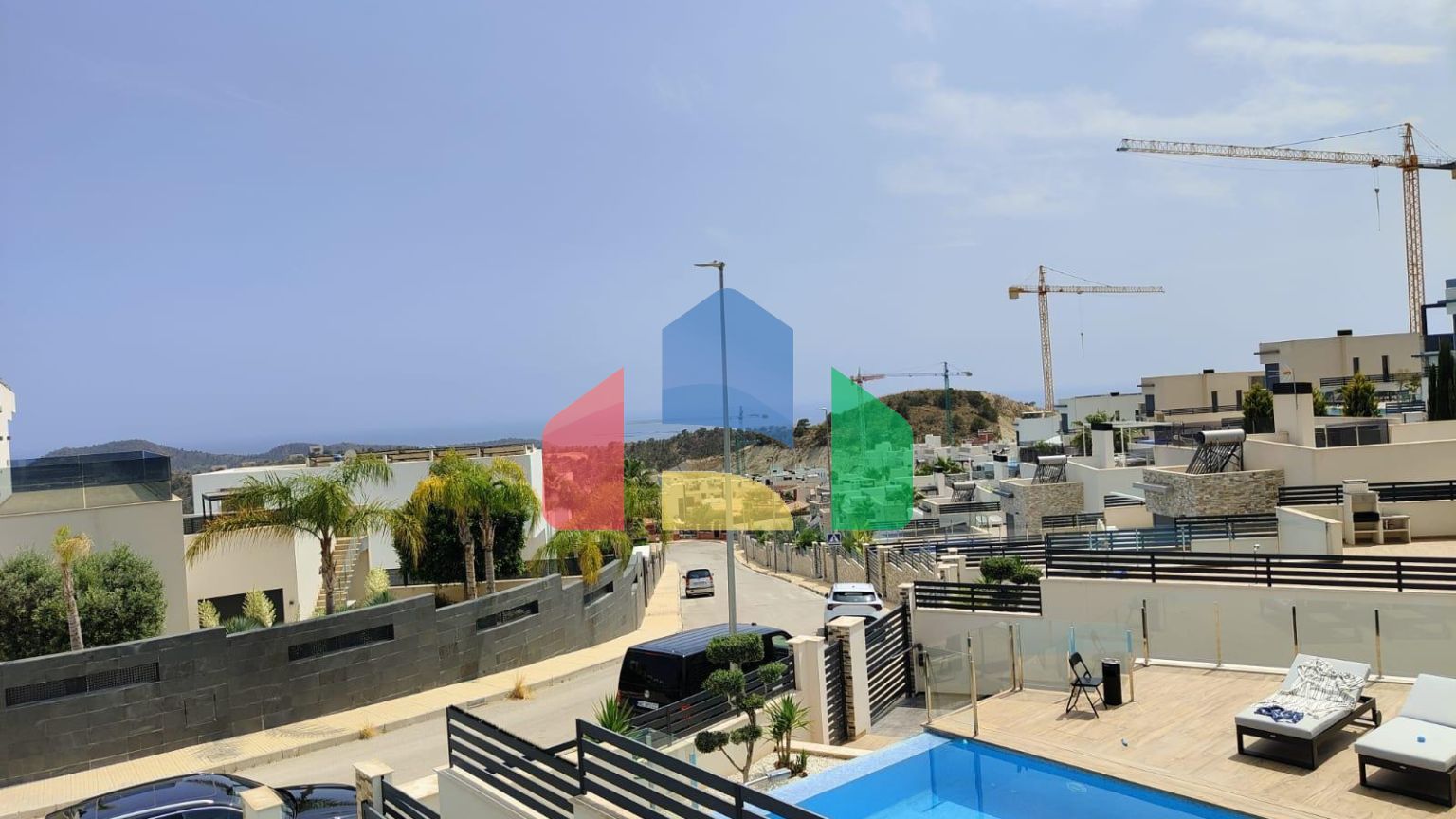 ОТДЕЛЬНАЯ ВИЛЛА С 4 СПАЛЬНЯМИ И ВИДОМ НА МОРЕ И ГОРЫ В ФИНЕСТРАТЕ