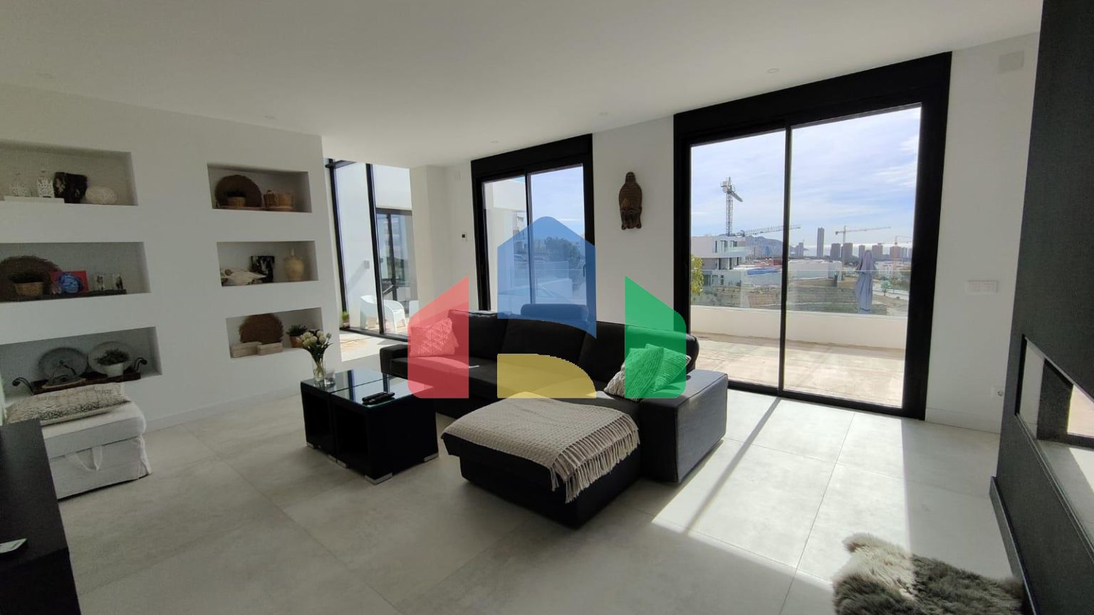 БОЛЬШАЯ СОВРЕМЕННАЯ ВИЛЛА В ФИНЕСТРАТЕ