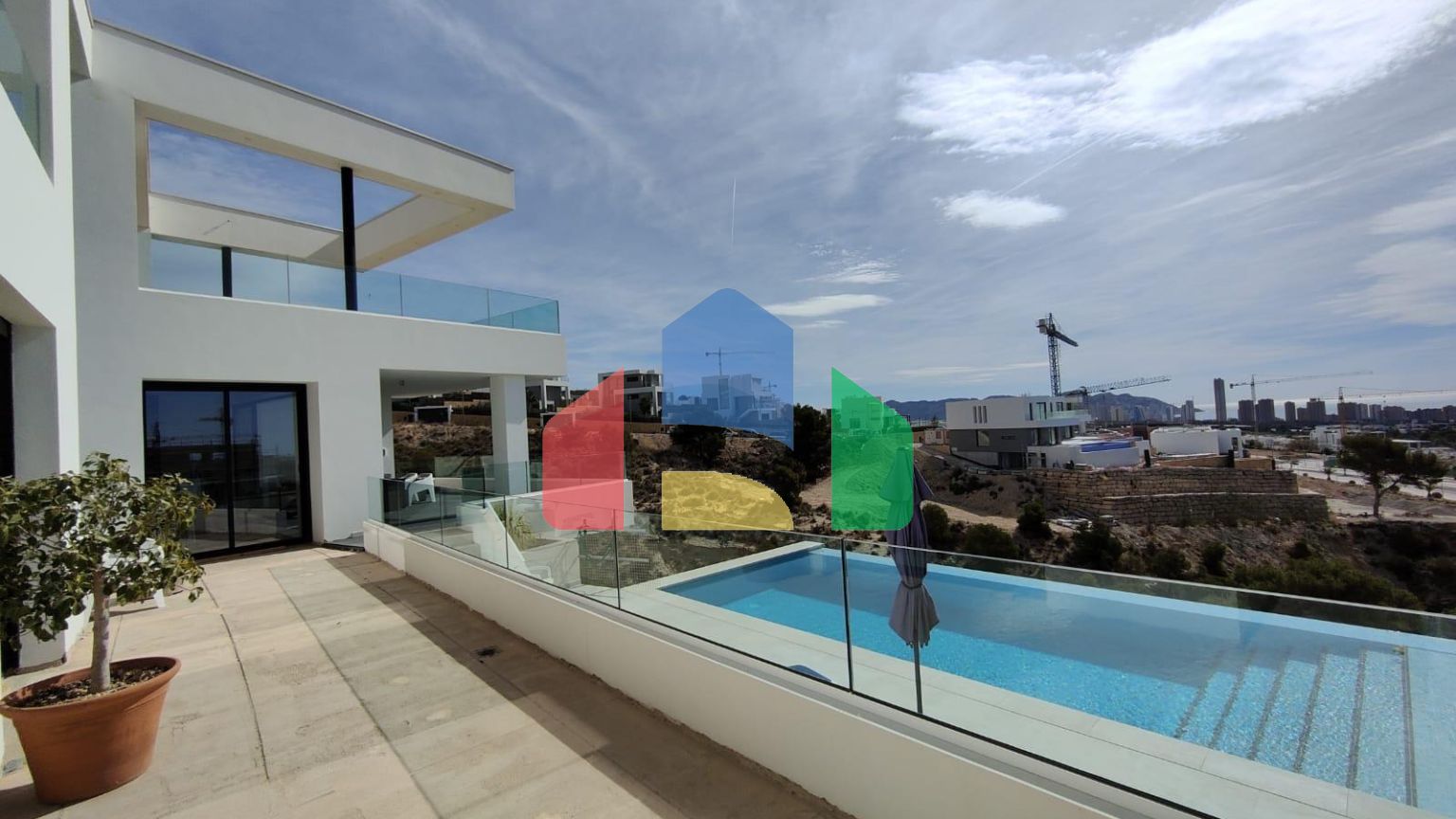 БОЛЬШАЯ СОВРЕМЕННАЯ ВИЛЛА В ФИНЕСТРАТЕ