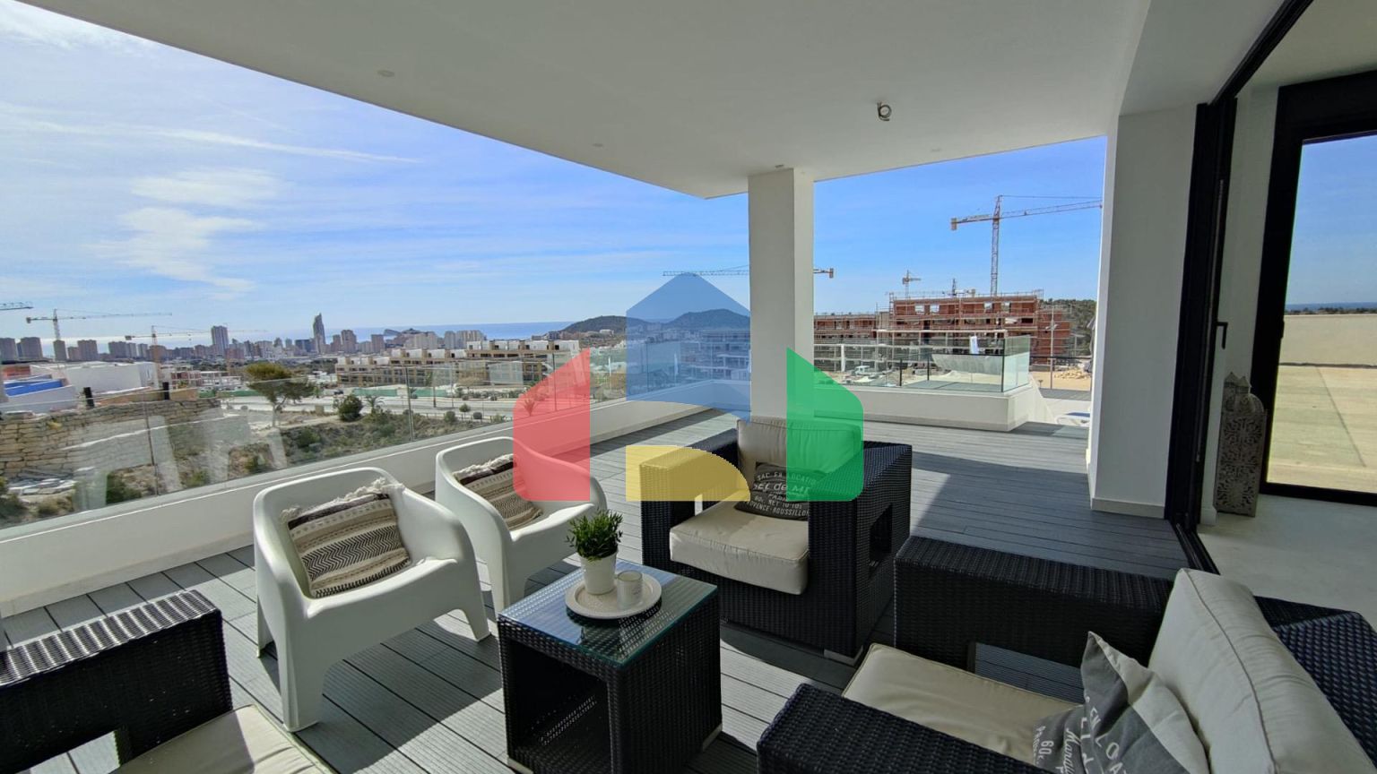 БОЛЬШАЯ СОВРЕМЕННАЯ ВИЛЛА В ФИНЕСТРАТЕ