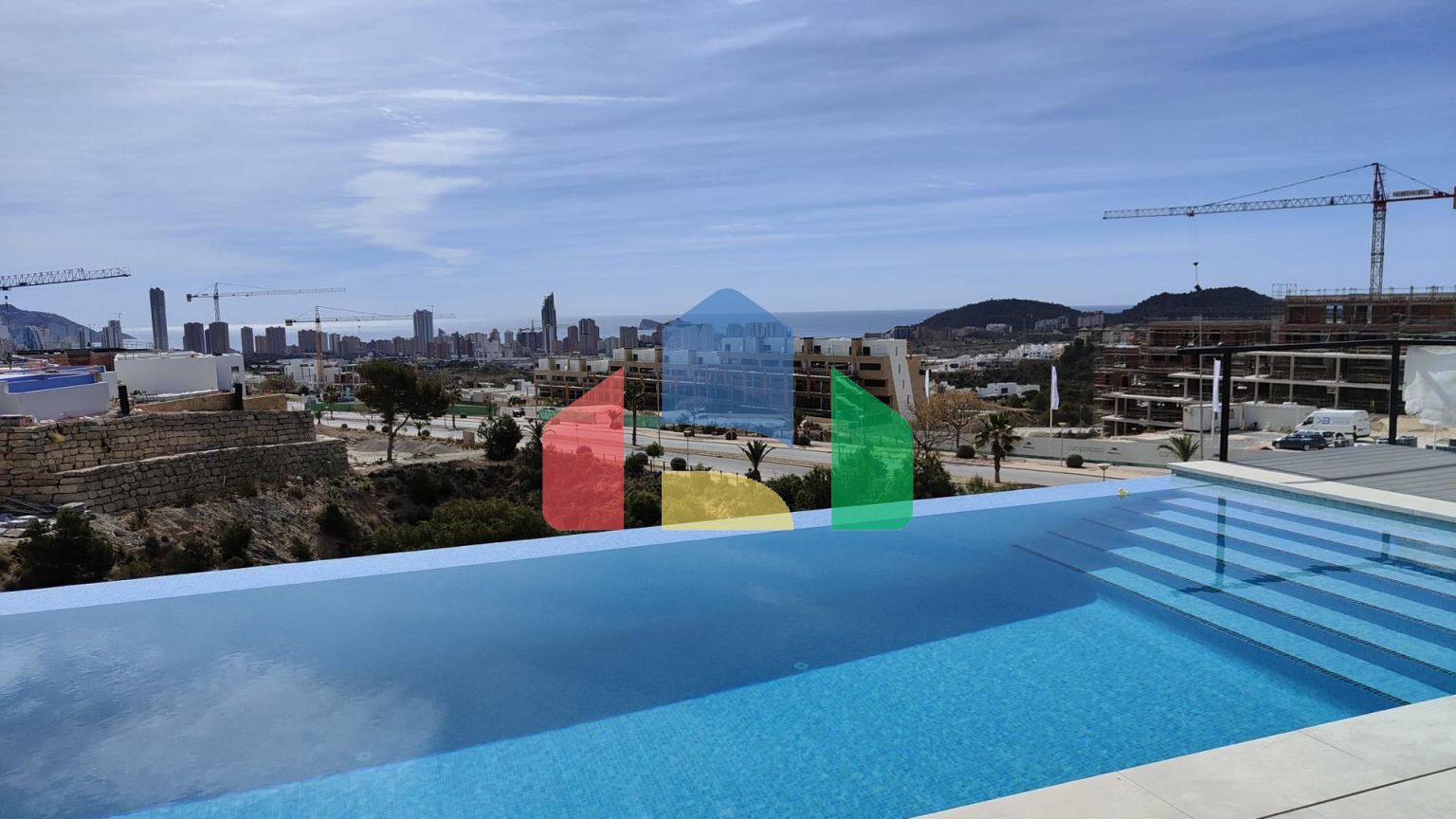 БОЛЬШАЯ СОВРЕМЕННАЯ ВИЛЛА В ФИНЕСТРАТЕ