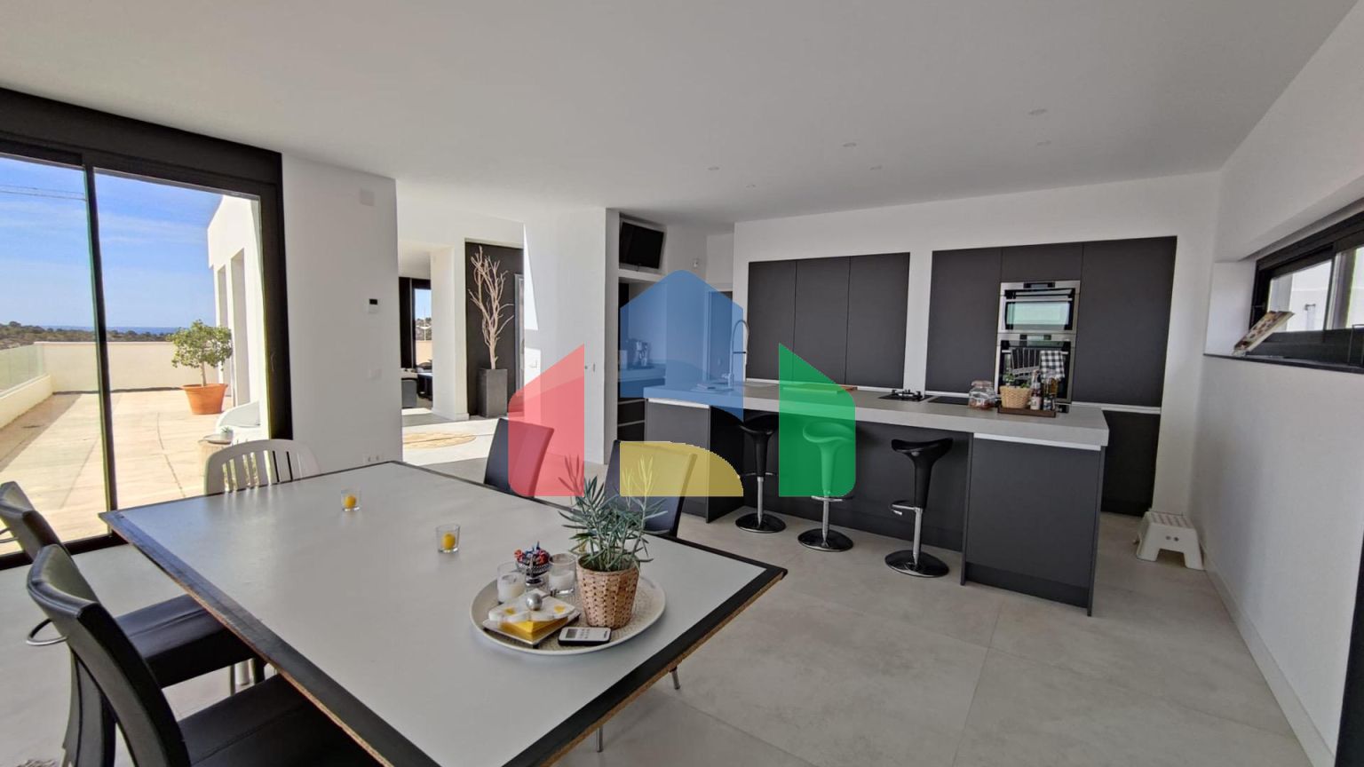 БОЛЬШАЯ СОВРЕМЕННАЯ ВИЛЛА В ФИНЕСТРАТЕ