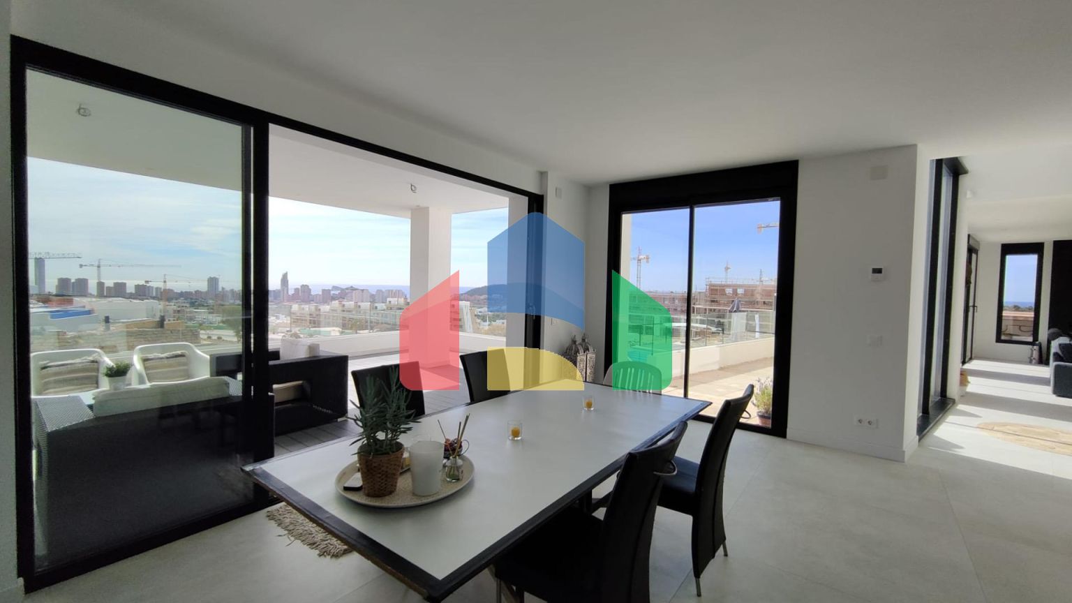 БОЛЬШАЯ СОВРЕМЕННАЯ ВИЛЛА В ФИНЕСТРАТЕ