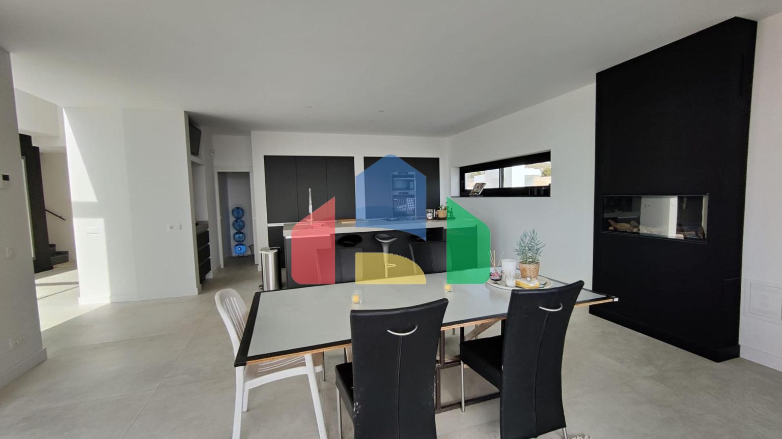 БОЛЬШАЯ СОВРЕМЕННАЯ ВИЛЛА В ФИНЕСТРАТЕ