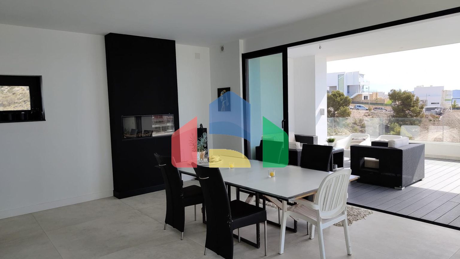 БОЛЬШАЯ СОВРЕМЕННАЯ ВИЛЛА В ФИНЕСТРАТЕ