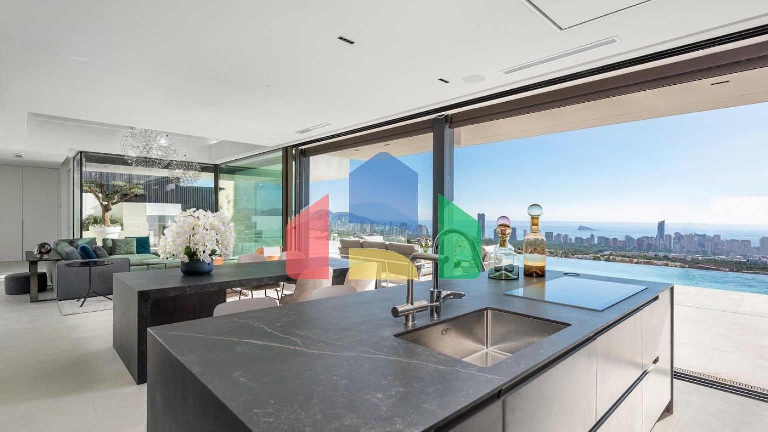 Невероятная вилла с панорамными видами в Финестрате