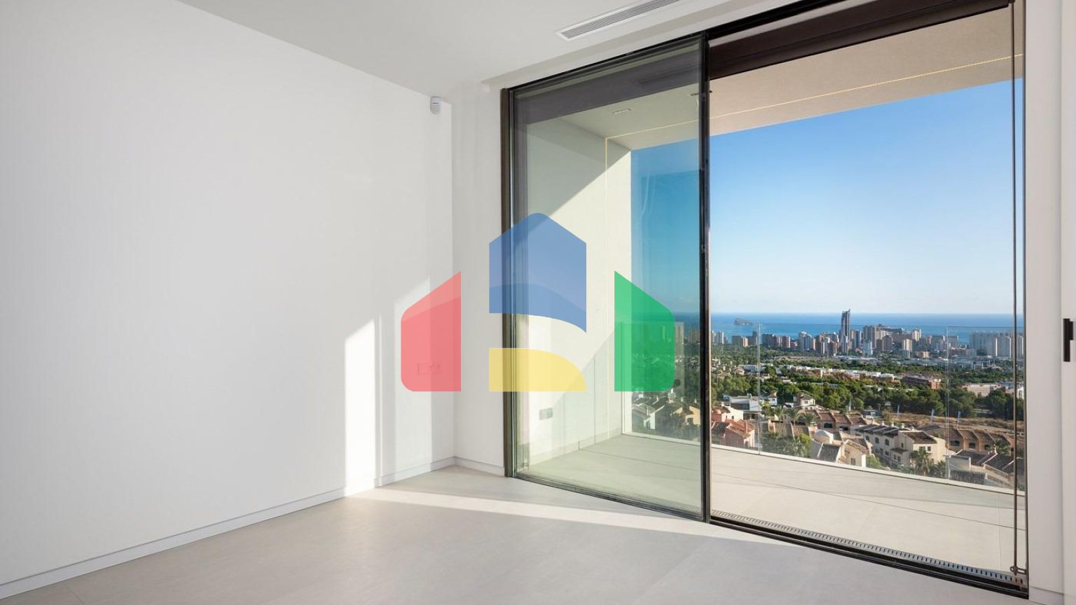 Невероятная вилла с панорамными видами в Финестрате