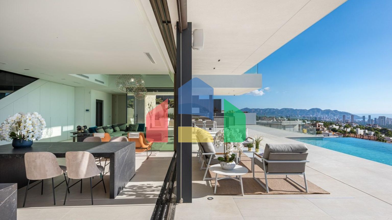 Невероятная вилла с панорамными видами в Финестрате