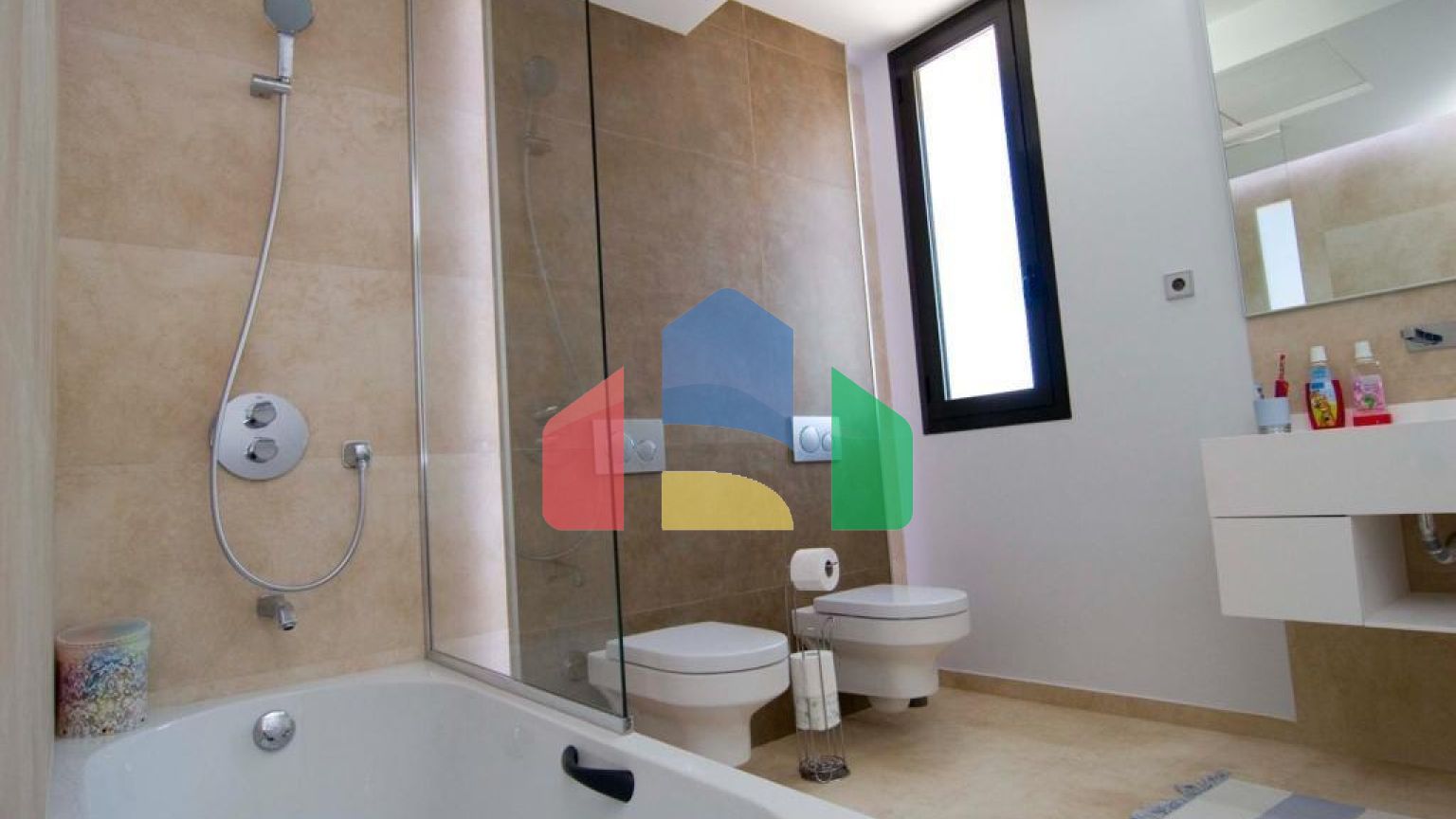 Современная вилла с захватывающим видом на море и роскошной отделкой