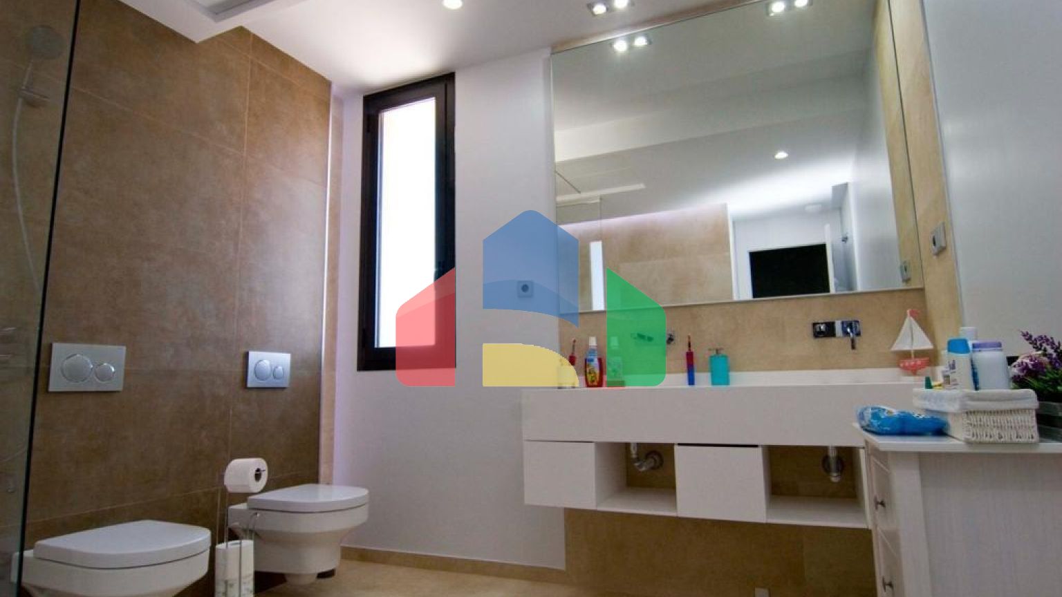 Современная вилла с захватывающим видом на море и роскошной отделкой