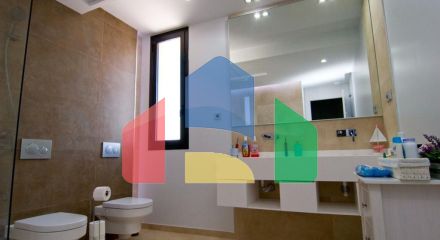 Современная вилла с захватывающим видом на море и роскошной отделкой