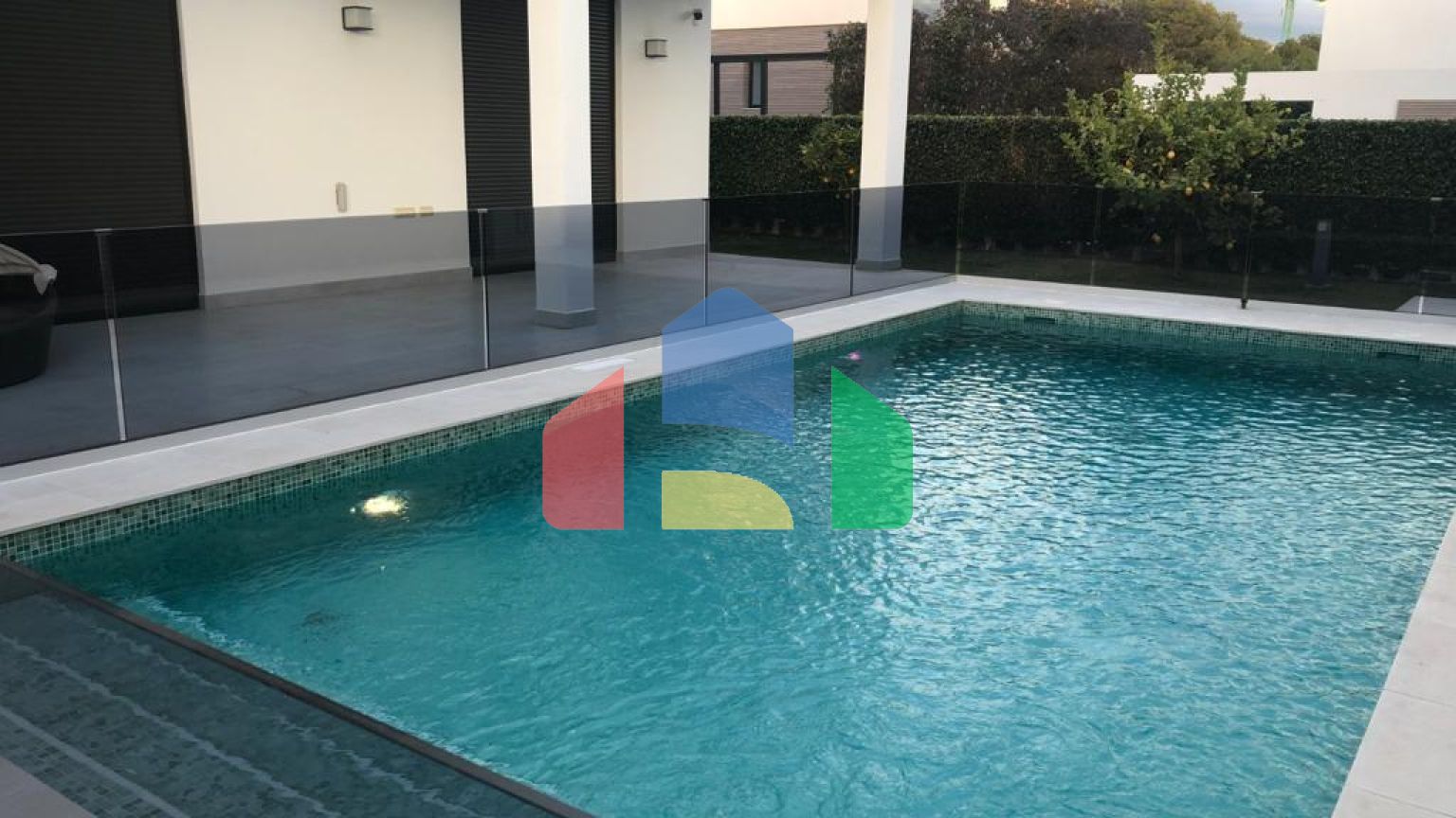 Современная вилла с захватывающим видом на море и роскошной отделкой