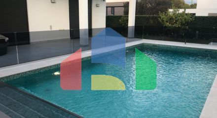 Современная вилла с захватывающим видом на море и роскошной отделкой