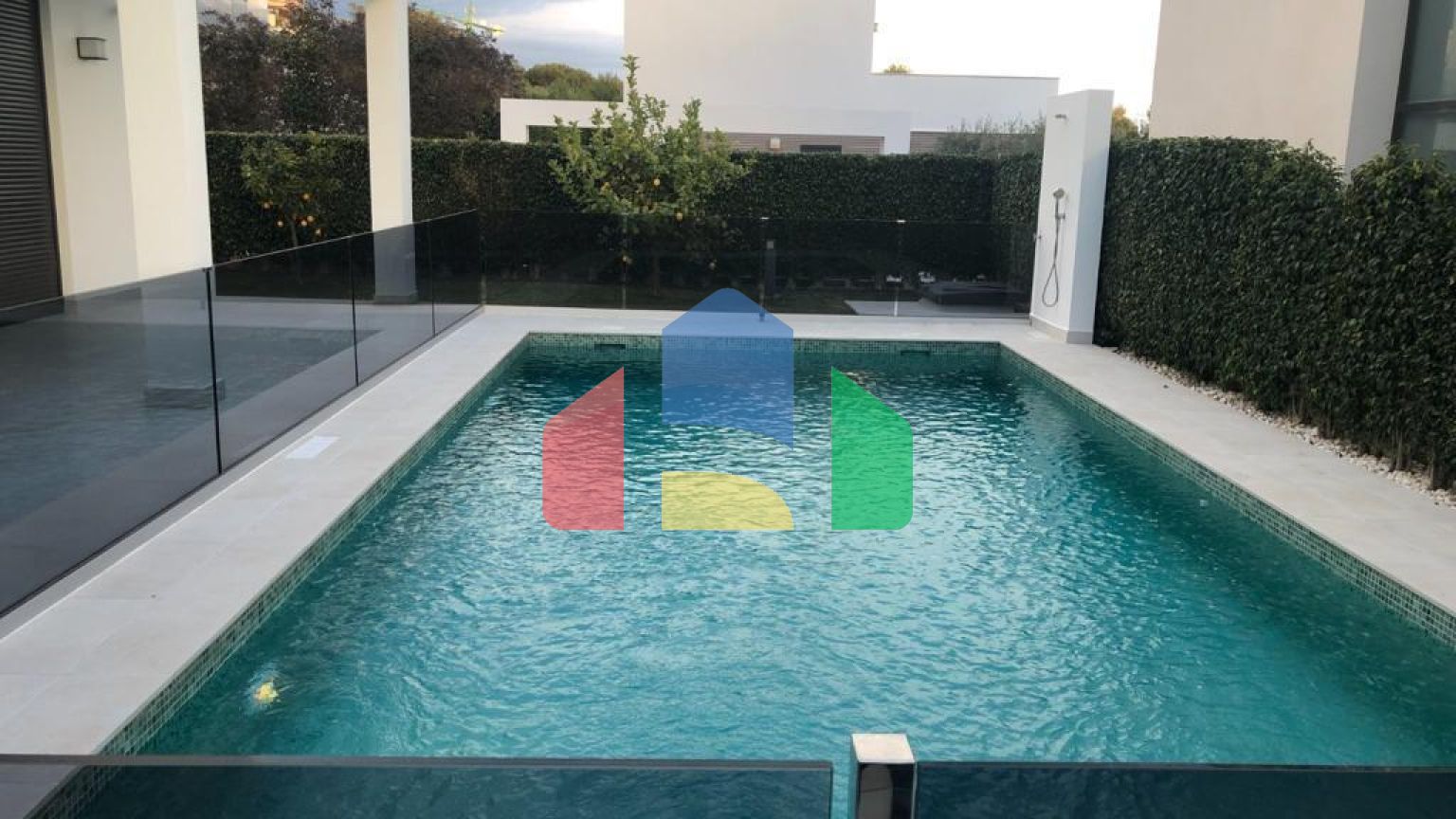 Современная вилла с захватывающим видом на море и роскошной отделкой