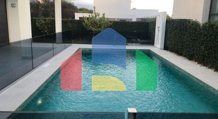 Современная вилла с захватывающим видом на море и роскошной отделкой