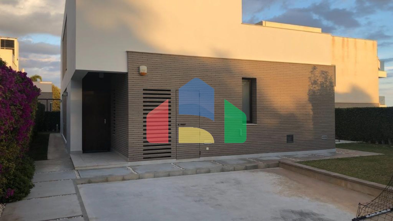 Современная вилла с захватывающим видом на море и роскошной отделкой