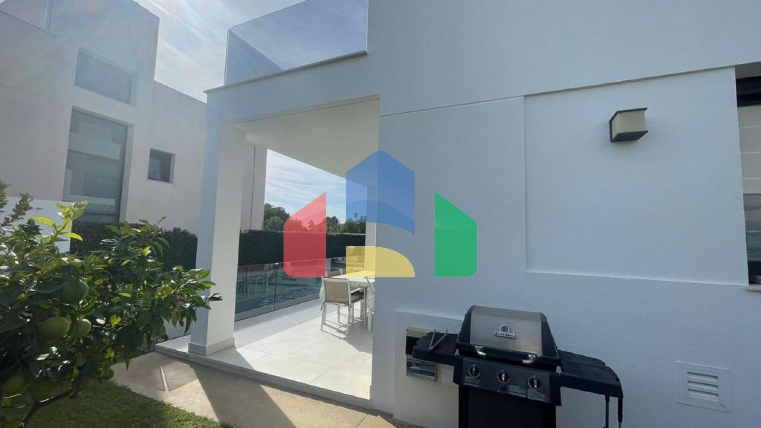 Современная вилла с захватывающим видом на море и роскошной отделкой