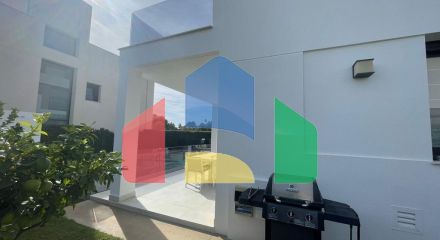 Современная вилла с захватывающим видом на море и роскошной отделкой