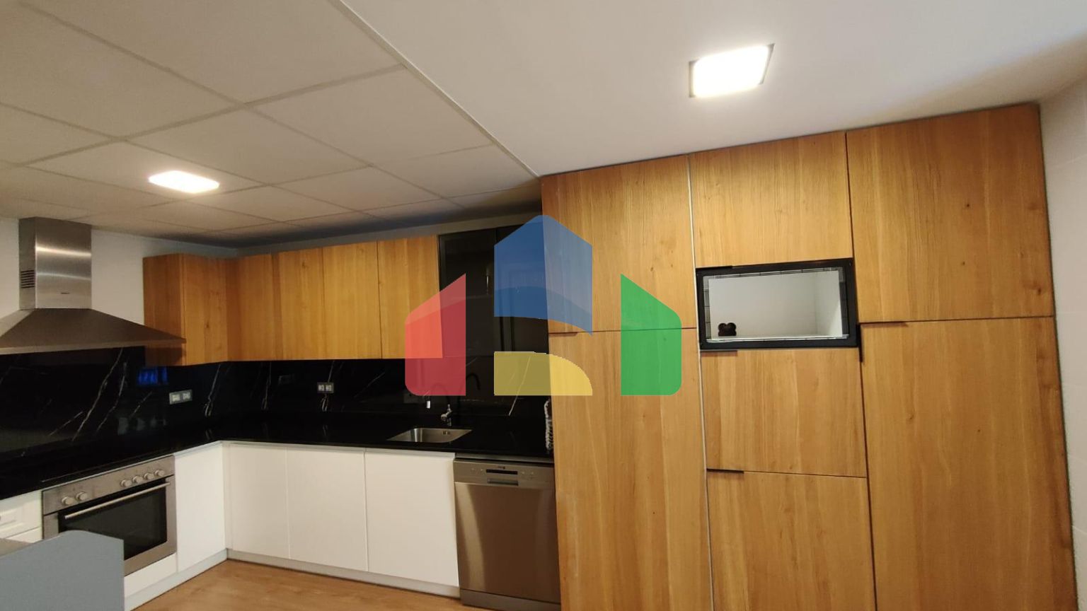 КРАСИВЫЙ ТАУНХАУС С 3 СПАЛЬНЯМИ В САМОМ ЦЕНТРЕ СЬЕРРА-КОРТИНА-ФИНЕСТРАТ