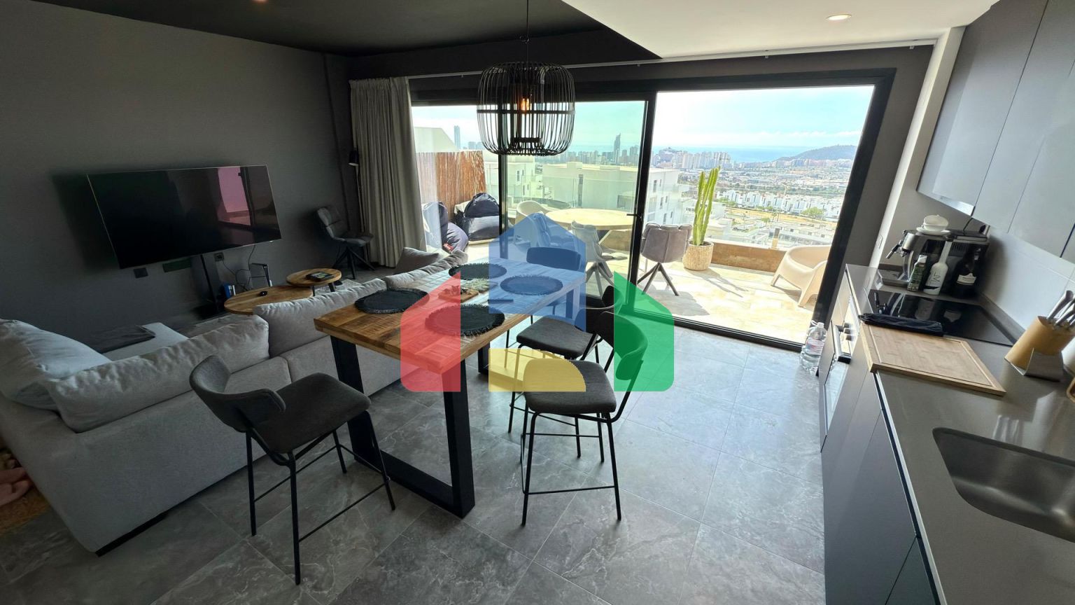 Просторный пентхаус с потрясающим видом на Бенидорм и море ️