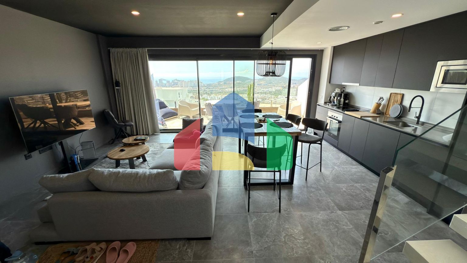 Просторный пентхаус с потрясающим видом на Бенидорм и море ️