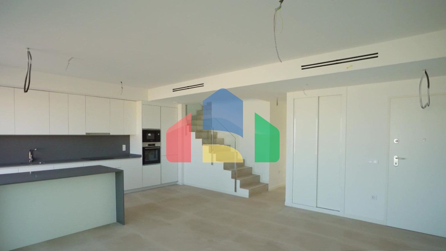 Роскошный двухуровневый пентхаус в Финестрате с потрясающим видом на море