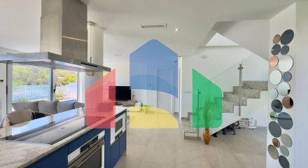 Большая вилла на балконе Финестрата с видом на море Большая вилла на балконе Финестрата с видом на море