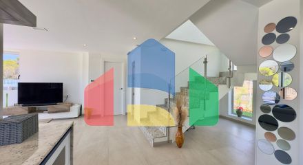 Большая вилла на балконе Финестрата с видом на море Большая вилла на балконе Финестрата с видом на море