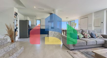 Большая вилла на балконе Финестрата с видом на море Большая вилла на балконе Финестрата с видом на море