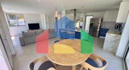 Большая вилла на балконе Финестрата с видом на море Большая вилла на балконе Финестрата с видом на море