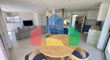 Большая вилла на балконе Финестрата с видом на море Большая вилла на балконе Финестрата с видом на море