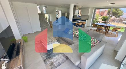 Большая вилла на балконе Финестрата с видом на море Большая вилла на балконе Финестрата с видом на море