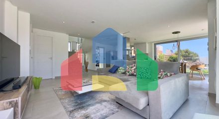 Большая вилла на балконе Финестрата с видом на море Большая вилла на балконе Финестрата с видом на море