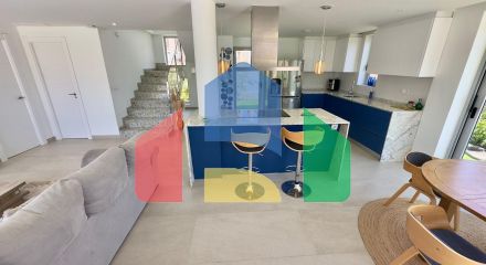 Большая вилла на балконе Финестрата с видом на море Большая вилла на балконе Финестрата с видом на море