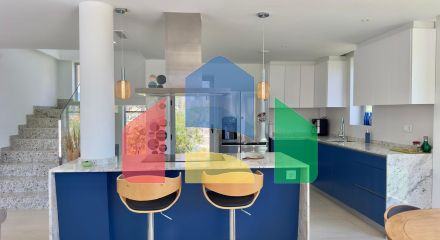 Большая вилла на балконе Финестрата с видом на море Большая вилла на балконе Финестрата с видом на море