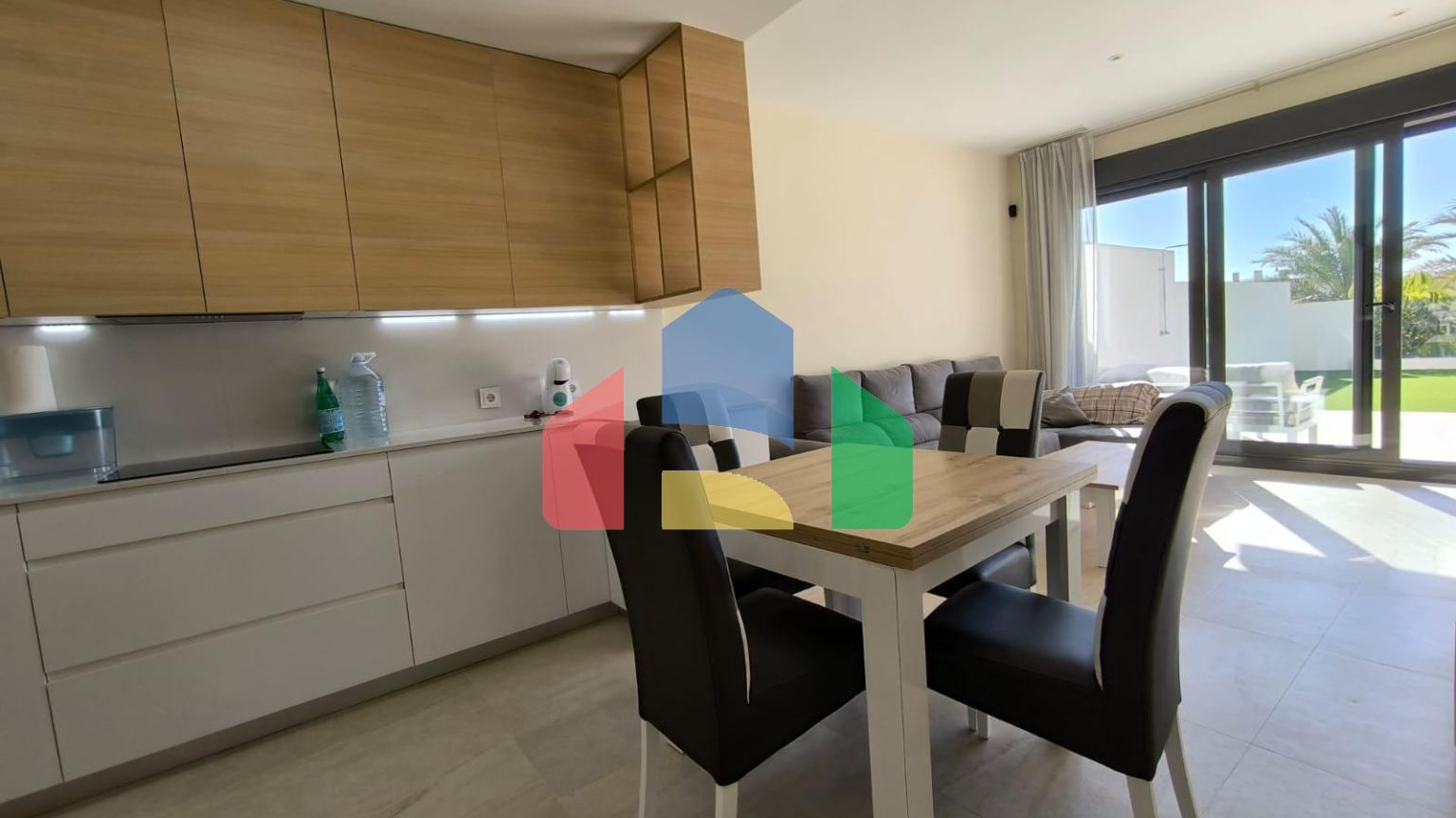 Роскошный двухуровневый танхаус с видами на море и горы в Сьерра-Кортина, Бенидорм