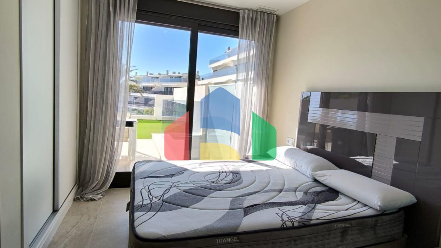 Роскошный двухуровневый танхаус с видами на море и горы в Сьерра-Кортина, Бенидорм