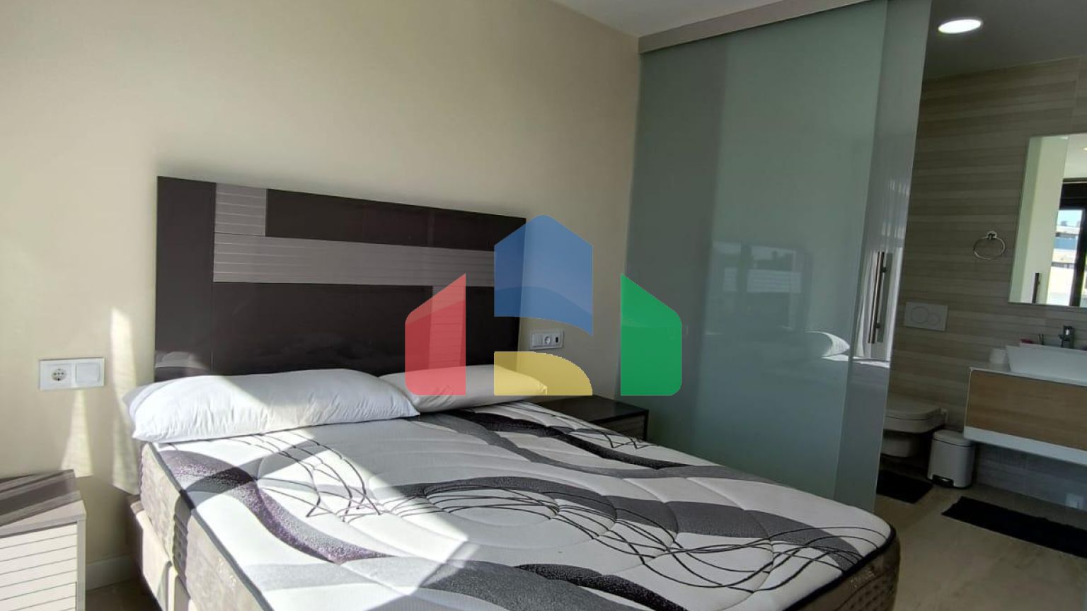 Роскошный двухуровневый танхаус с видами на море и горы в Сьерра-Кортина, Бенидорм