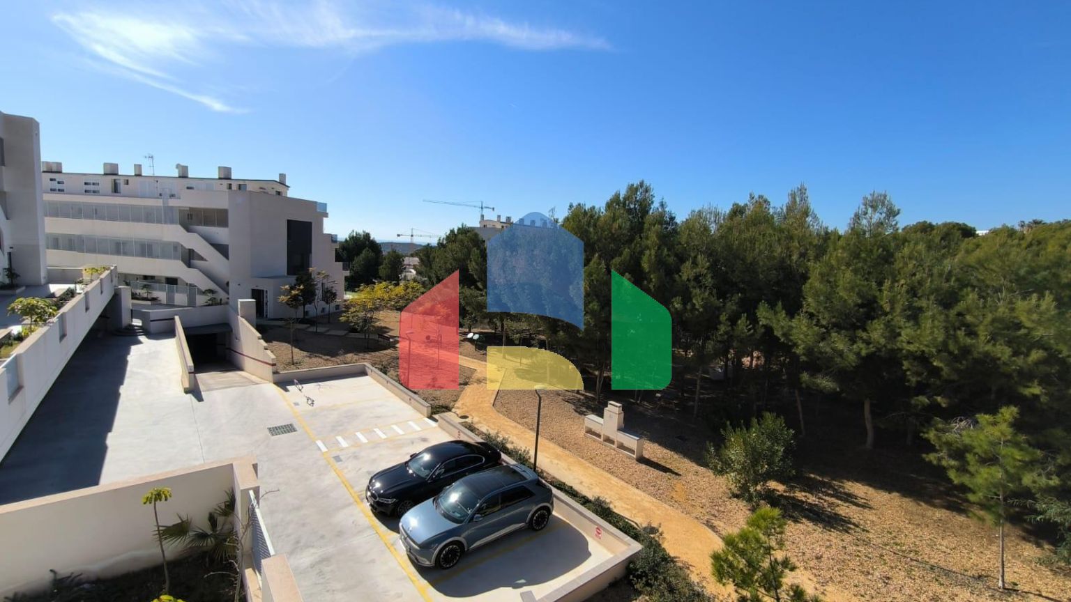 Роскошный двухуровневый танхаус с видами на море и горы в Сьерра-Кортина, Бенидорм