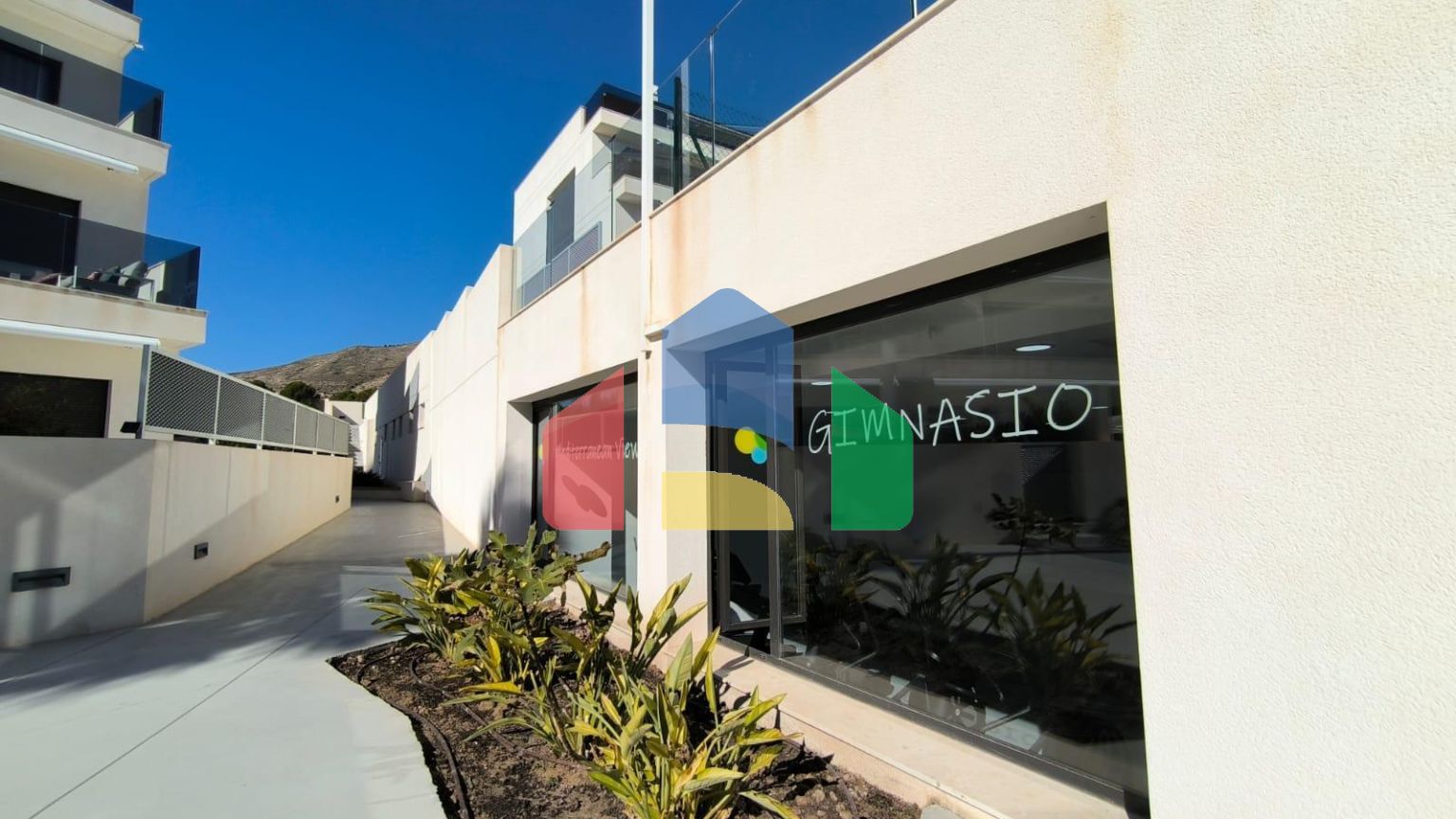 Роскошный двухуровневый танхаус с видами на море и горы в Сьерра-Кортина, Бенидорм