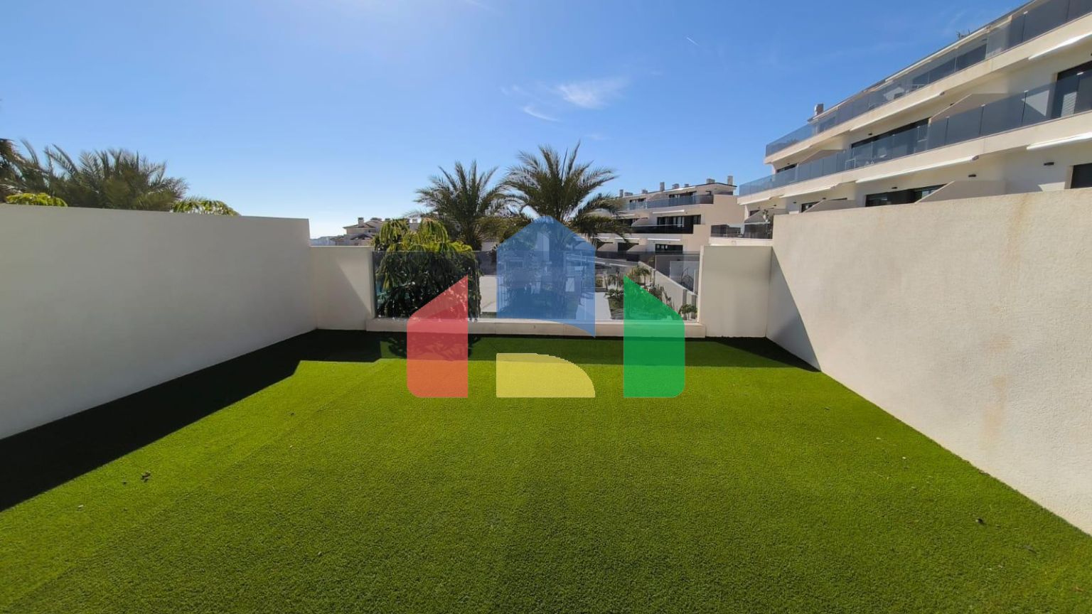 Роскошный двухуровневый танхаус с видами на море и горы в Сьерра-Кортина, Бенидорм