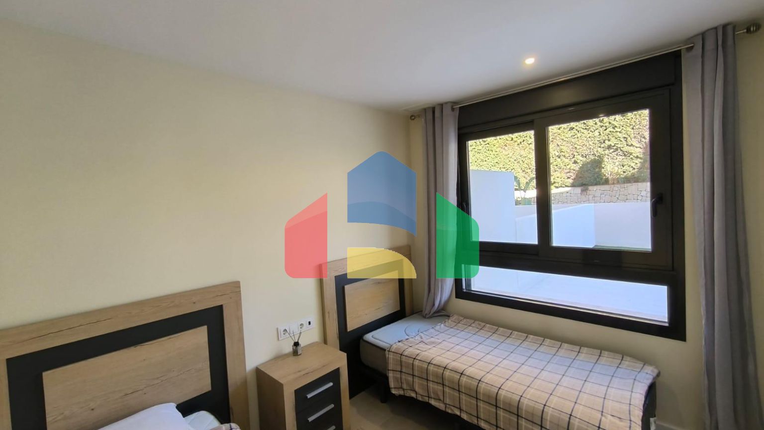 Роскошный двухуровневый танхаус с видами на море и горы в Сьерра-Кортина, Бенидорм