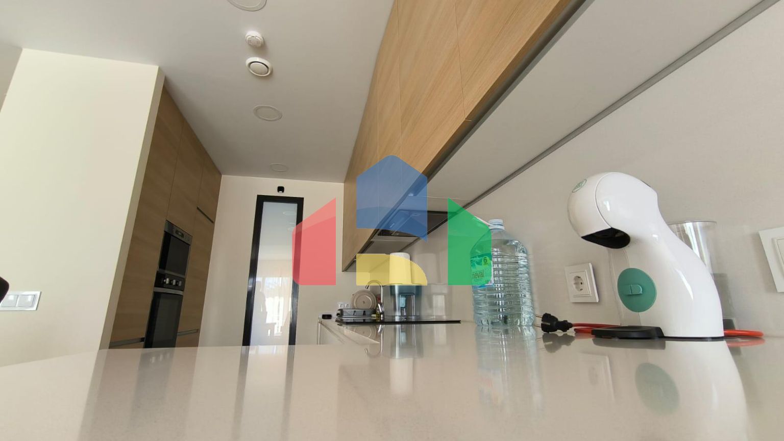 Роскошный двухуровневый танхаус с видами на море и горы в Сьерра-Кортина, Бенидорм