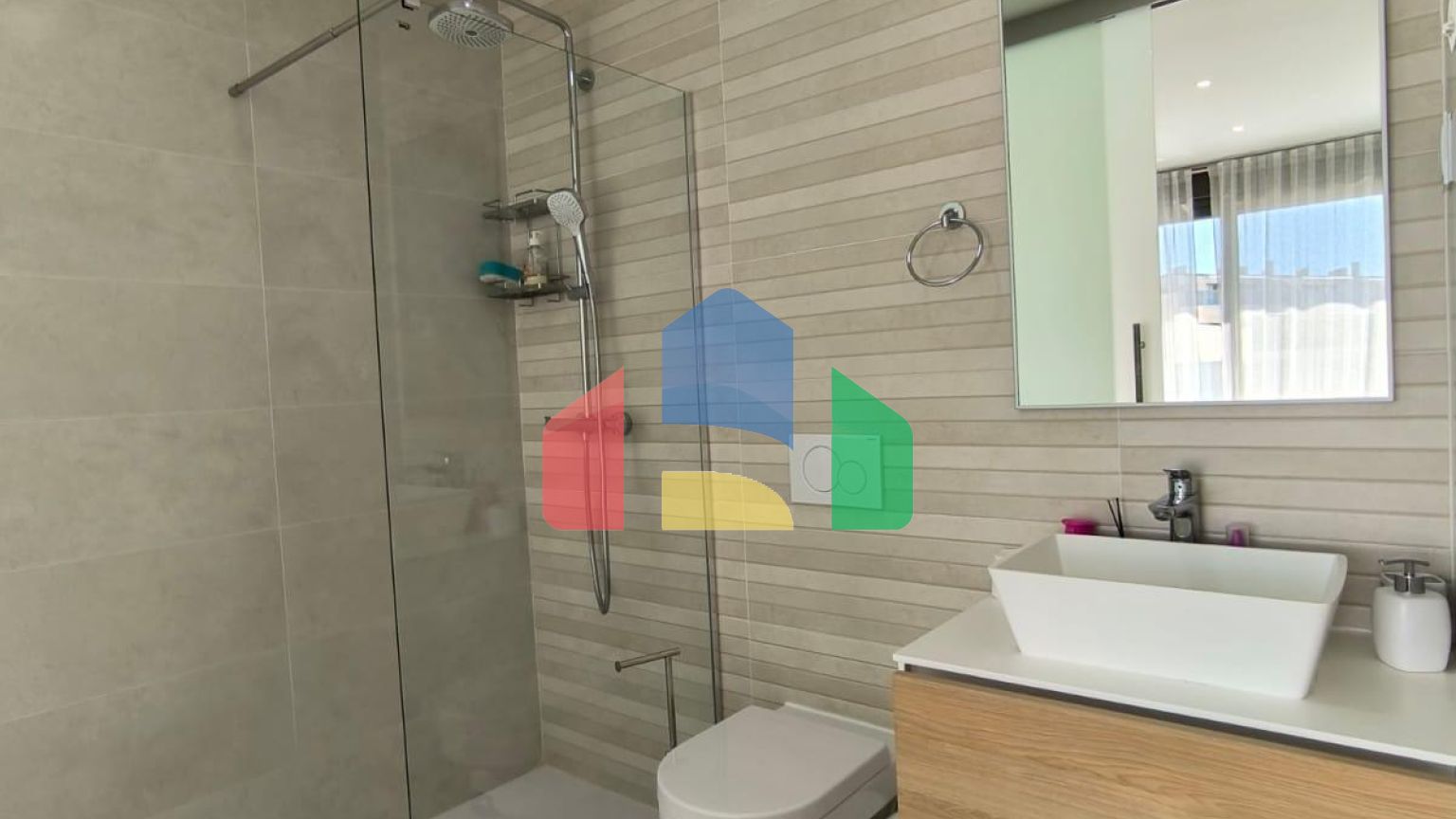 Роскошный двухуровневый танхаус с видами на море и горы в Сьерра-Кортина, Бенидорм