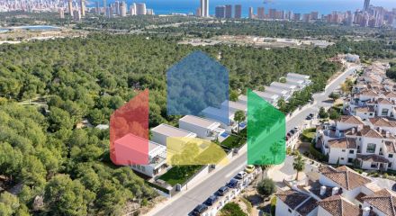 Вилла в уникальном месте и видами на море в Финестрате